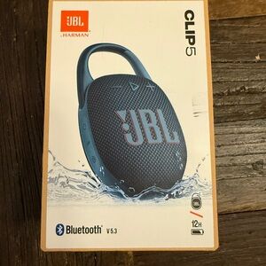 JBL Clip 5 Bluetooth Speaker in Black